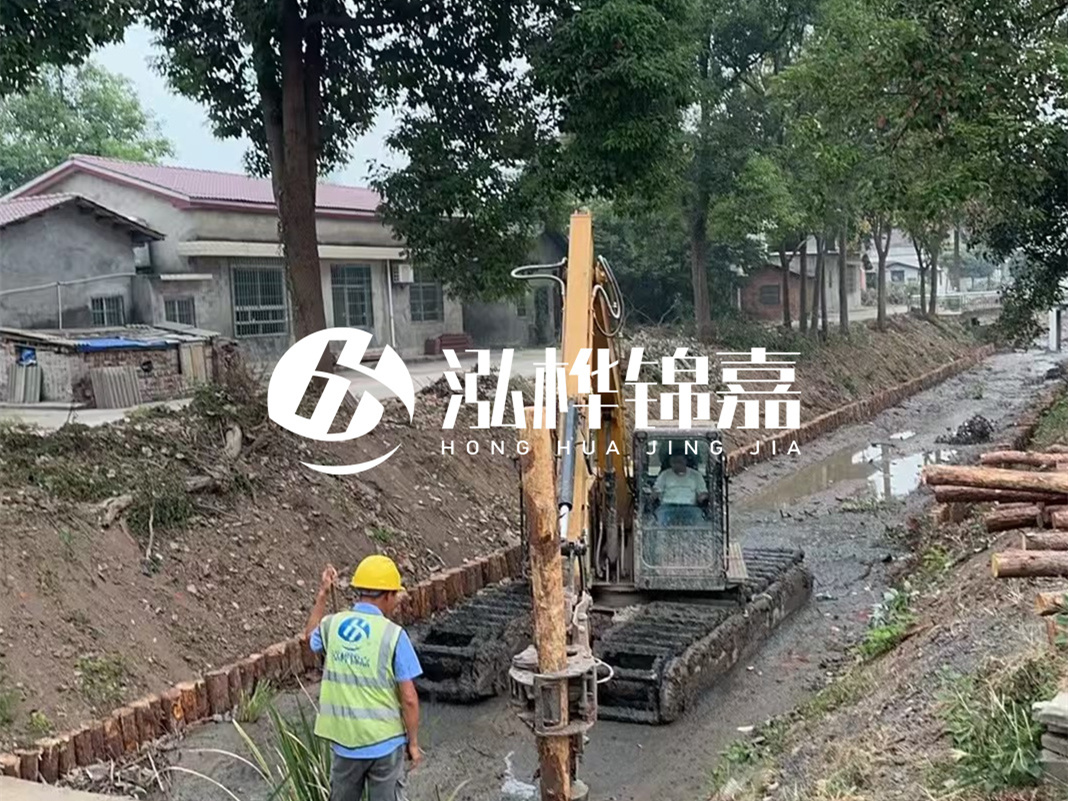 松木樁施工隊(duì)泓樺錦嘉 - 防洪木樁的作用是什么?